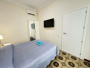 Double Room, Shared Bathroom | Desk, iron/ironing board, free WiFi, bed sheets - Rooms Diputacion (Barcelona)