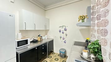 Ísskápur, örbylgjuofn, eldavélarhellur, kaffivél/teketill