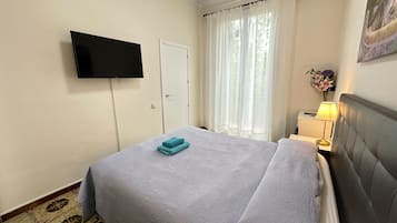 Habitación doble, baño compartido | Escritorio, tabla de planchar con plancha, wifi gratis y ropa de cama