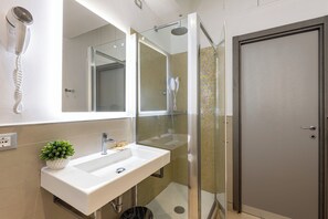Comfort Triple Room | Bathroom | Shower, hair dryer, towels, soap - Merulana 43 - Guest House (Rome)