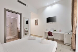Deluxe Double Room, City View | Desk, soundproofing, iron/ironing board, free WiFi - Merulana 43 - Guest House (Rome)