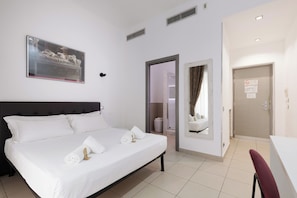 Deluxe Double Room, City View | Desk, soundproofing, iron/ironing board, free WiFi - Merulana 43 - Guest House (Rome)