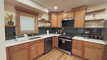 Coffee/tea maker, fridge, microwave, oven