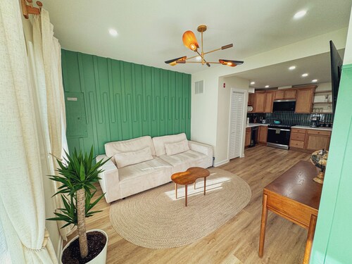 Elegant 3BR/2BA - short walk to the Beach