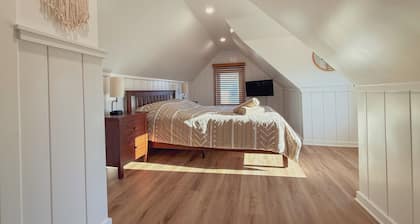 Elegant 3BR/2BA - short walk to the Beach