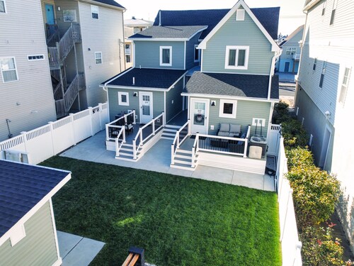 Elegant 3BR/2BA - short walk to the Beach