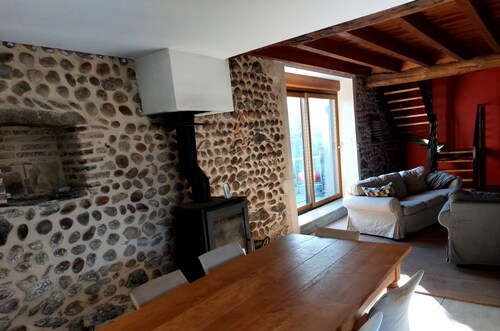 Grande maison ( 200 m2)  de famille dans cadre bucolique a la campagne.