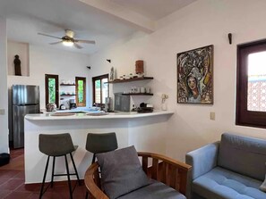 Smart TV, books - Casa Xolo! (San Francisco)