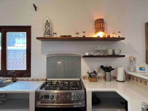 Fridge, oven, stovetop, coffee/tea maker