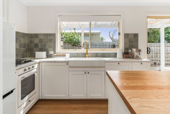 ثلاجة، ميكروويف، فرن، موقد طهي مسطح