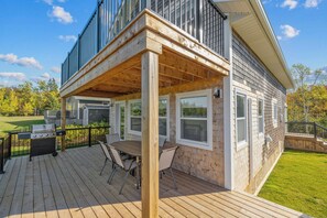 Outdoor dining - Avonlea Sunset Cottage (CAVENDISH)