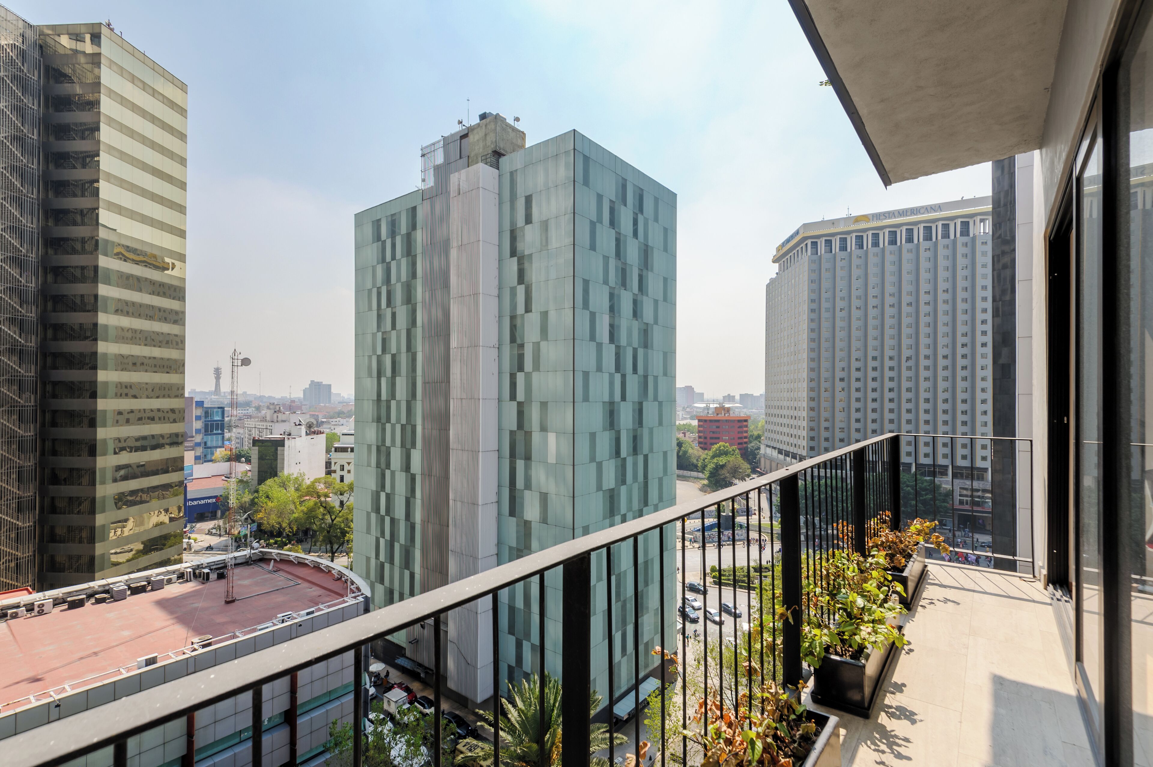 Condo tiện nghi đơn giản, quang cảnh thành phố | Ban công