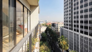 Un edificio de gran altura con amplias ventanas y vistas a un paisaje urbano.