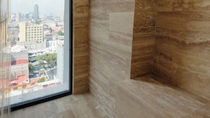 Un interior moderno con un amplio ventanal que ofrece vistas a la ciudad.