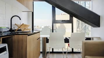 Comfort Apartment, City View | Dining room