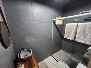 Hårtørrer, håndklæder, Sæbe, Toiletpapir