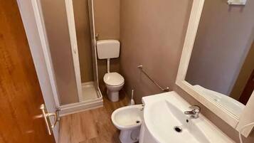 Regadera, amenidades de baño gratuitas, secadora de cabello, toallas