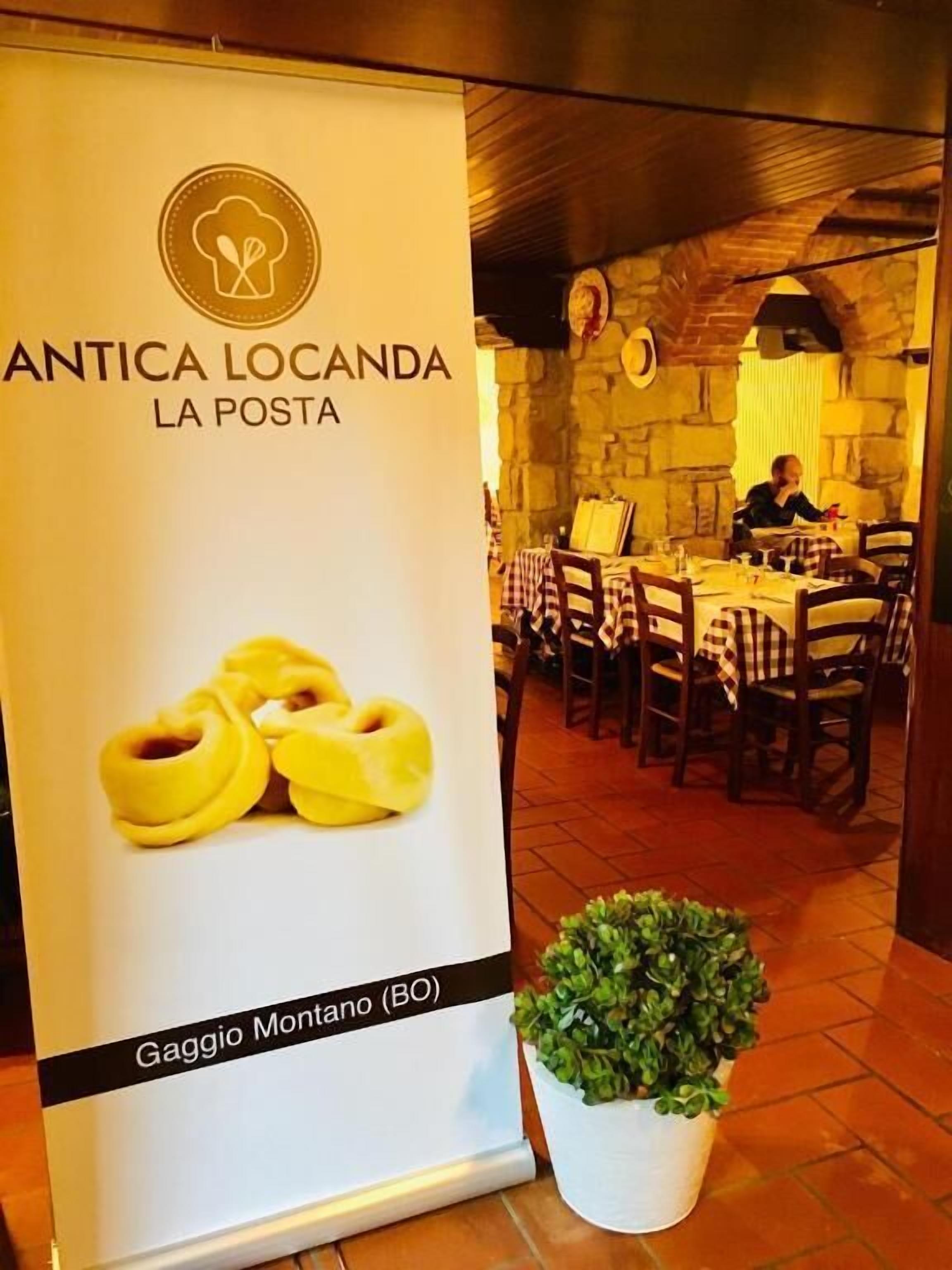 L’intérieur d’un restaurant avec des murs en pierre et une table dressée pour le repas.
