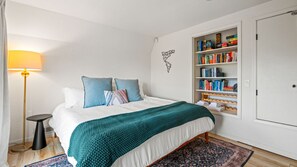 3 bedrooms, desk, iron/ironing board, travel cot - Charming 3 BD Retreat - Spa, EV Charger, Views (Santa Rosa)