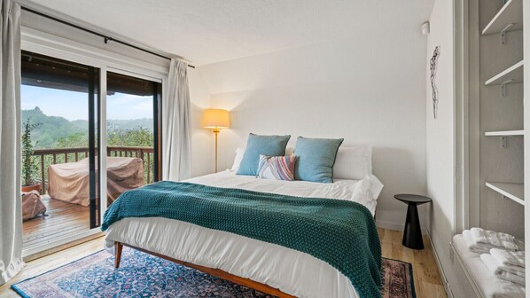 3 bedrooms, desk, iron/ironing board, travel cot