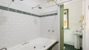 Hair dryer, towels - Wentworth Falls Cottage (Wentworth Falls)