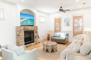 Front of property - 5 Mins to Beach, Shared Pool, Covered Deck, Bikes Heron Cottage by Avantstay (Santa Rosa Beach)