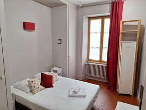4 bedrooms, desk, iron/ironing board, travel crib - Superb 180m2 town center apartment Annecy - 30's style (Annecy)