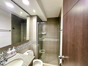 Dusche, Handtücher, Seife, Toilettenpapier