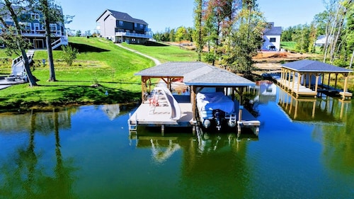 Lake Anna Lakefront | Hot Tub, Boat Dock, Beach