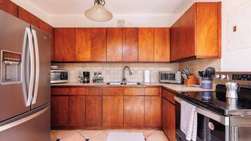 Refrigerador, microondas, horno, placa de cocina