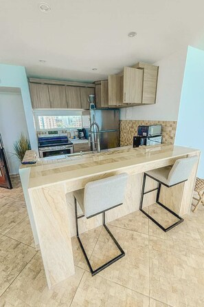 Kjøleskap, mikrobølgeovn, ovn og kokeplater