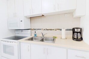 Réfrigérateur, micro-ondes, plaque de cuisson, cafetière/bouilloire