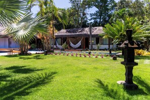 Vista frontal de la propiedad