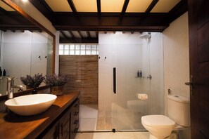 Habitación familiar, 3 habitaciones, en el área del jardín | Baño | Regadera, amenidades de baño gratuitas, secadora de cabello, toallas 