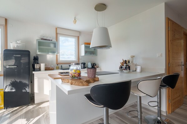 Fridge, oven, dishwasher, coffee/tea maker