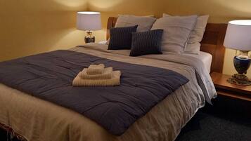 5 bedrooms, iron/ironing board, WiFi, bed sheets