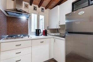 Jääkaappi, liesi, astianpesukone, kahvin-/teenkeitin