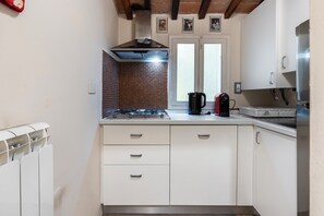 Réfrigérateur, plaque de cuisson, lave-vaisselle, cafetière/bouilloire