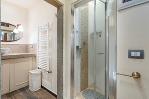 Dusche, Haartrockner, Bidet, Handtücher