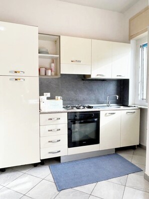 Fridge, oven, stovetop, coffee/tea maker - Quick Home Binario Zero (Santhià)