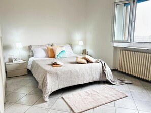1 bedroom, free WiFi, bed sheets - Quick Home Binario Zero (Santhià)