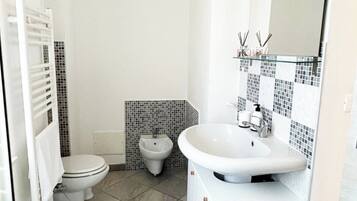Dusche, Haartrockner, Bidet, Handtücher