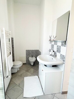Shower, hair dryer, bidet, towels - Quick Home Binario Zero (Santhià)