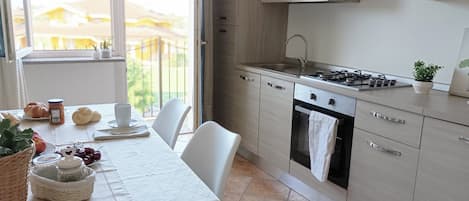 Fridge, oven, stovetop, coffee/tea maker
