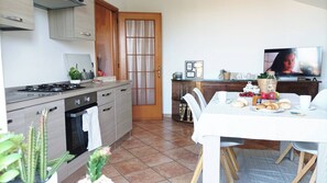 Refrigerador, horno, parrilla de estufa y cafetera y tetera 