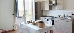 Fridge, oven, stovetop, coffee/tea maker