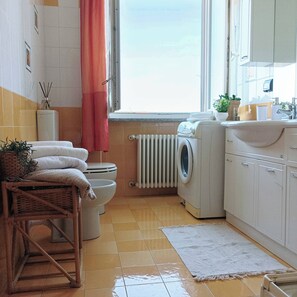 Dusche, Bidet, Handtücher
