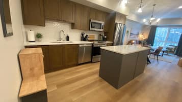 Refrigerador, microondas, horno, placa de cocina