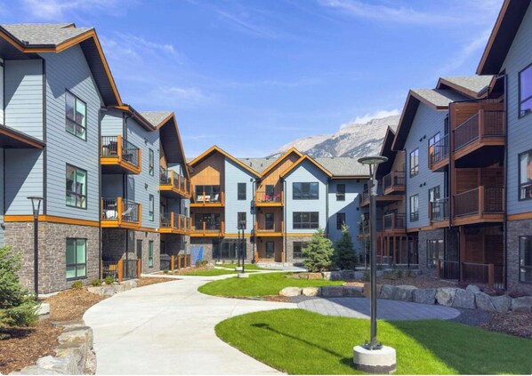 Exterior - The Emerald Mountain Getaway w/ Pool, hot tub and fitness room. (Dead Man's Flats)