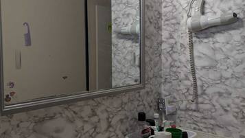 SĂšche-cheveux, bidet, serviettes fournies, savon